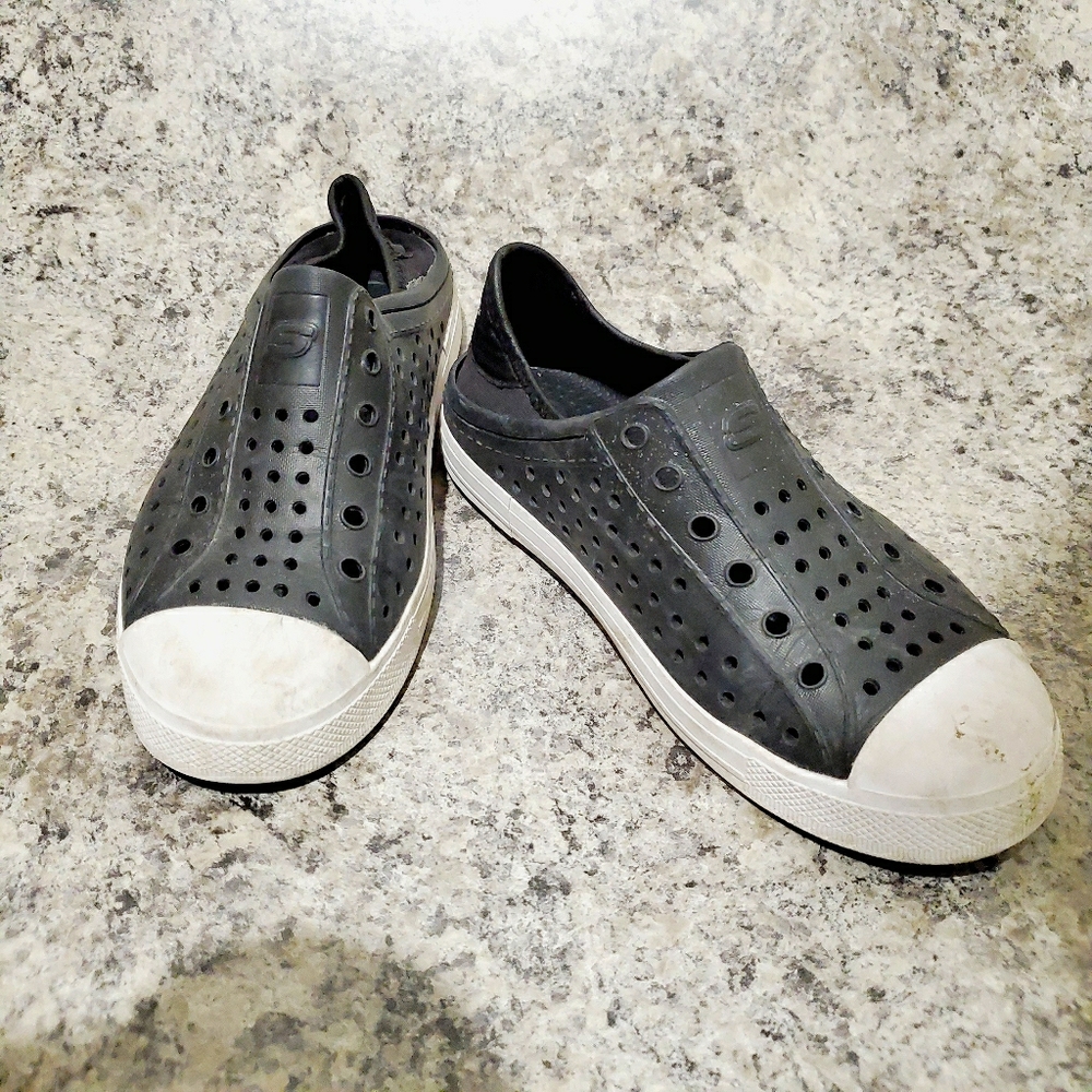 3/$10 Skechers Sandals Kids Size 4